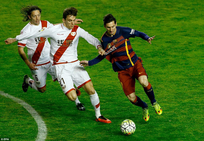 Messi lập hat-trick, Barca phá kỷ lục bất bại của Real