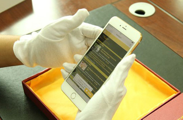 Chủ xe Rolls-Royce Việt Nam dát vàng ròng lên điện thoại