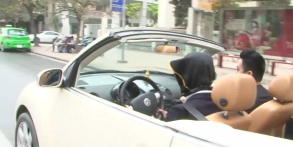 Trùm kín mặt lái xe mui trần trên đường phố Hà Nội