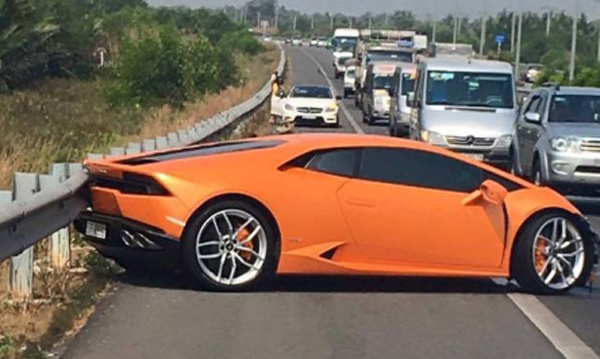 Siêu xe hầm hố bỗng 'tan nát' vì tai nạn ở Việt Nam