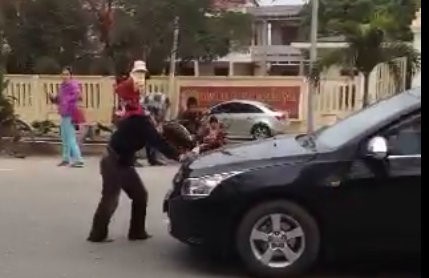 Thanh Hóa: Chặn ôtô xin tiền trước cổng công an huyện