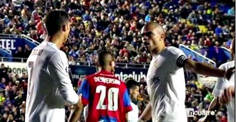 Xem clip Ronaldo và Pepe cãi nhau trên sân