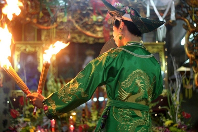 Mở hầu đồng, dàn hàng vàng mã giữa hành lang chung cư