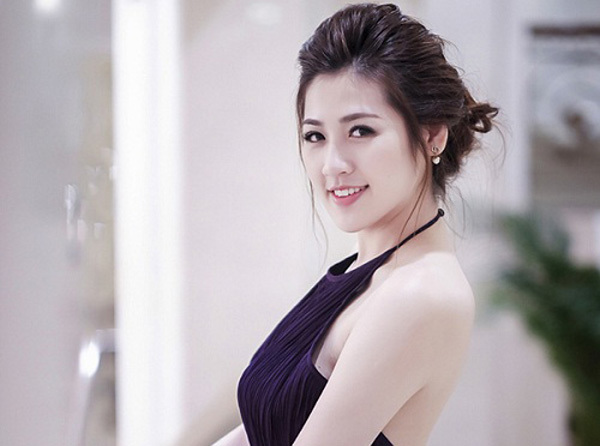 Tú Anh và những bộ váy khoe ngực sexy