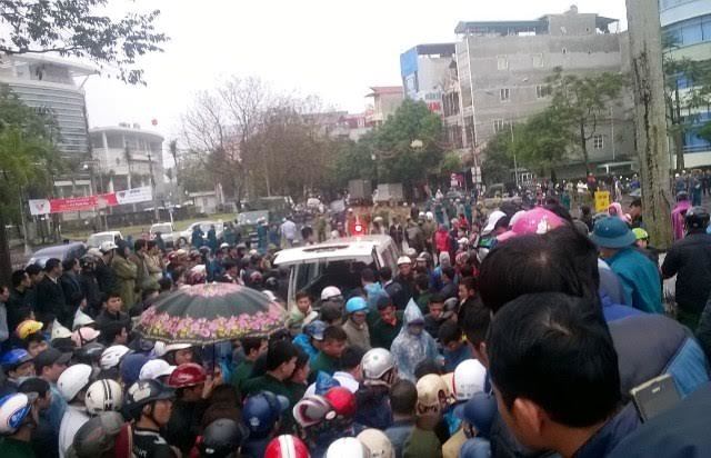 Dân chờ đối thoại với lãnh đạo tỉnh về bãi biển Sầm Sơn