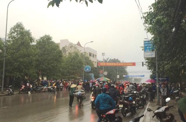 Thanh Hoá: Nghi vấn nổ súng, dân vây UBND thị xã Sầm Sơn