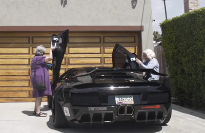 Hai cụ bà lái thử siêu xe Lamborghini