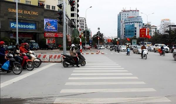 'Của độc' Hà thành: Đứng giữa đường chờ đèn đỏ