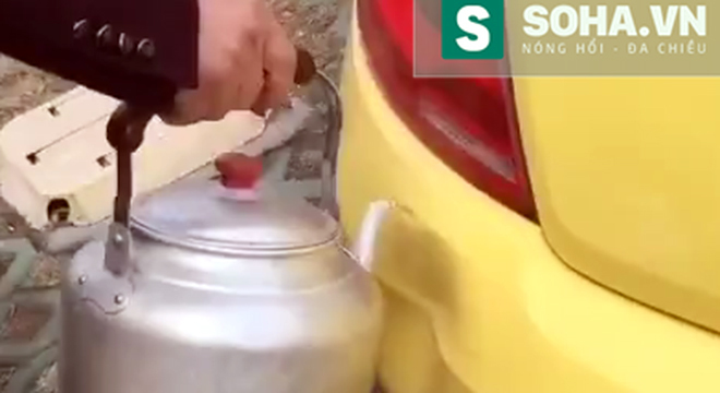 Bí kíp sửa xe ô tô bị móp cực nhanh chỉ với một... ấm nước sôi