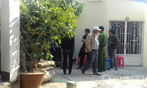 Đâm chết cha ruột, nam sinh mặc đồng phục đi tự thú