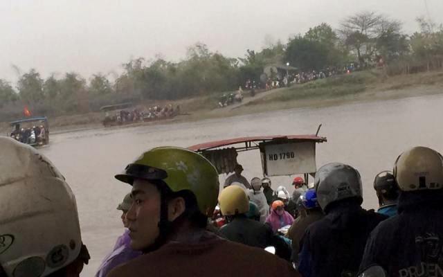 Hải Dương: Cầu bị đâm hỏng, dân hỗn loạn tìm đường qua sông