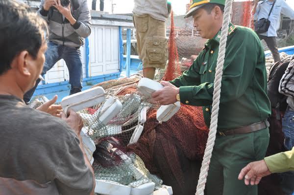 Tàu Trung Quốc ngang nhiên cướp phá tàu cá Quảng Nam