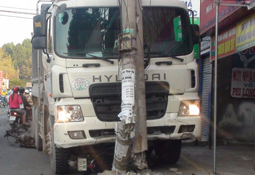 “Hung thần” xe ben lại làm loạn đường phố, 2 người trọng thương