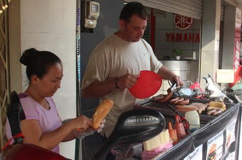 Chồng Tây Hà Lan theo vợ bán xúc xích vỉa hè Sài Gòn