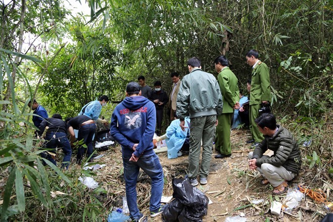 Bao vây hang đá bắt nghi phạm giết vợ trên đồi vắng