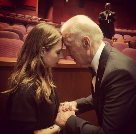 Phía sau bức ảnh cảm động về Phó tổng thống Mỹ Biden