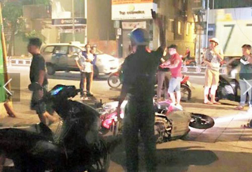 Ngang nhiên chém người, cướp xe trên phố Sài Gòn