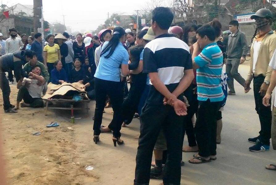 Cha khóc ngất bên thi thể nam sinh bị tai nạn tử vong