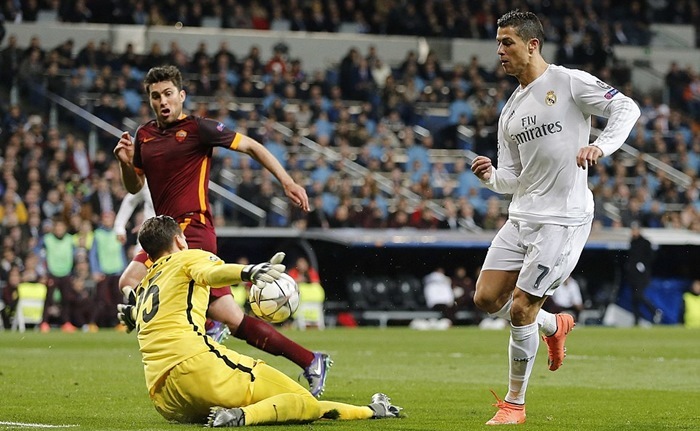 Pha bỏ lỡ khó tin của Ronaldo trước Roma