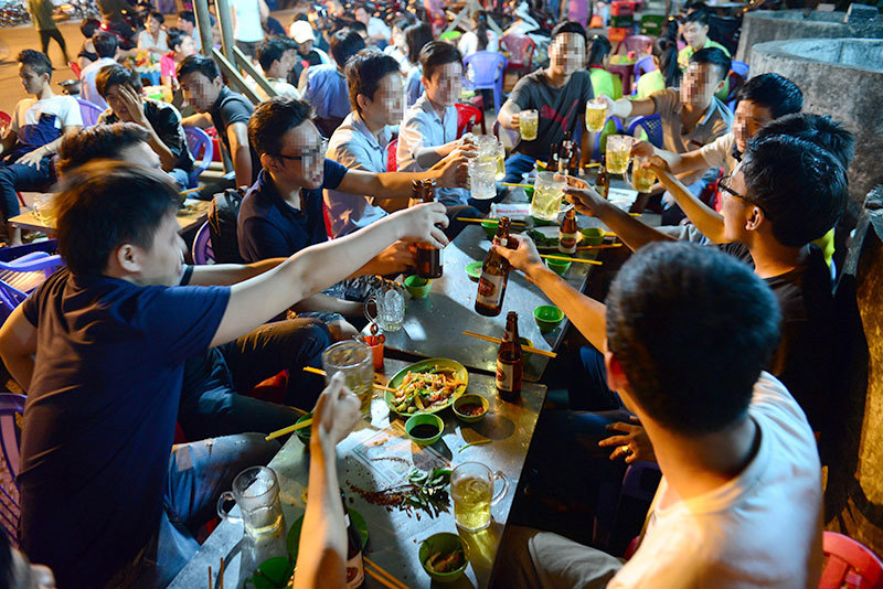 Thanh niên Việt sa đà rượu bia, bê tha cuộc sống?