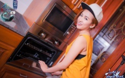 Ngắm DJ Trang Moon đảm đang vào bếp ngày quốc tế phụ nữ