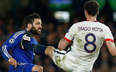 Cú kung-fu rợn người của Thiago Motta với Fabregas