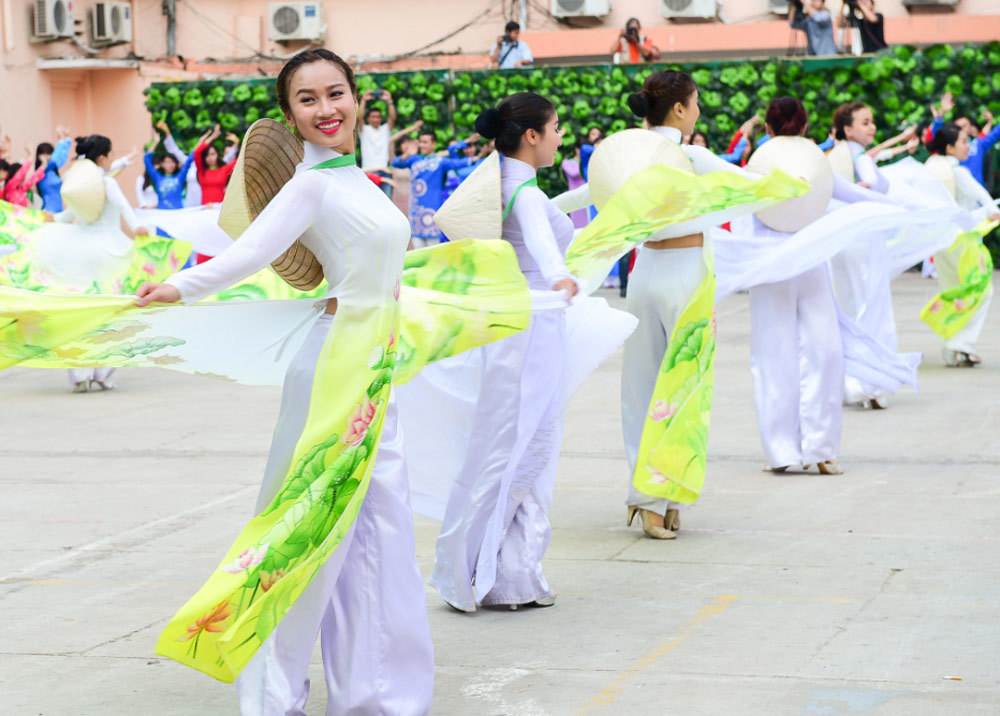 Mãn nhãn với những tà áo dài đẹp lộng lẫy