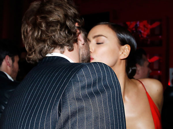 Xóa tin đồn, Irina khóa môi Bradley Cooper trước ống kính