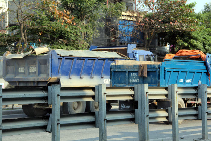 ‘Hung thần’ xe ben: Tài xế xuống xe người như... cọng bún