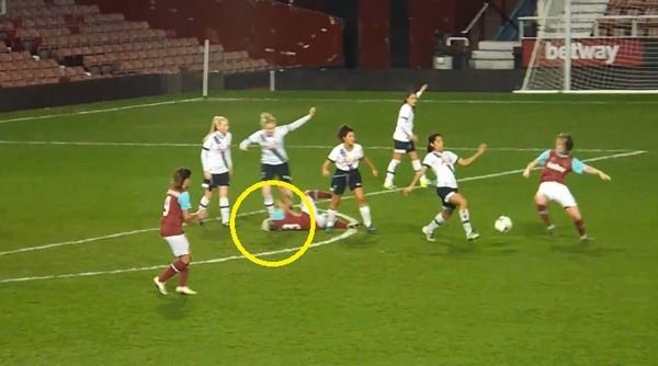 Nữ cầu thủ Anh chơi xấu chưa từng thấy