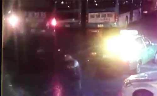 Video hố tử thần bất ngờ 'nuốt chửng' xe buýt