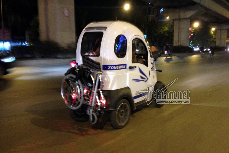Ô tô điện mini bị cấm vẫn bon bon lượn phố Hà Nội