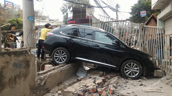 Nữ tài xế lái Lexus đâm nát tường tiệm rửa xe