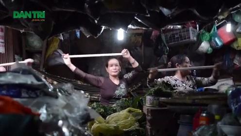 Vừa bán rau, bán thịt vừa nhảy Aerobic trong chợ ở HN