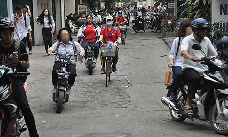 Buộc HS vi phạm giao thông nghỉ học có trái luật?