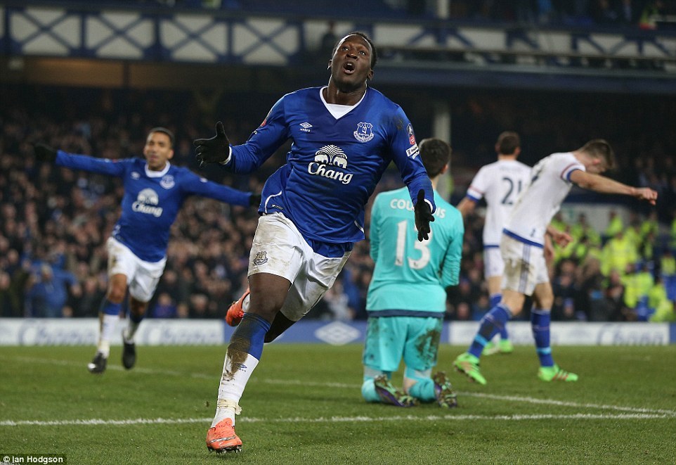 Lukaku giúp Everton đá bay Chelsea khỏi FA Cup