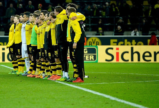 Cổ động viên Dortmund chết đột tử trên khán đài