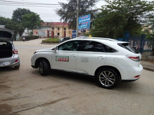Lexus 3 tỷ đồng chạy taxi ở Phú Thọ