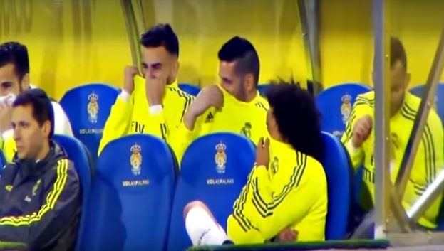 Hành động khó hiểu của sao Real trên ghế dự bị