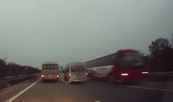 HN 'cấm cửa' xe khách phóng ngược chiều cao tốc Nội Bài-Lào Cai
