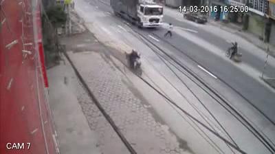 Sang đường kiểu 'mua vé gặp Diêm Vương'