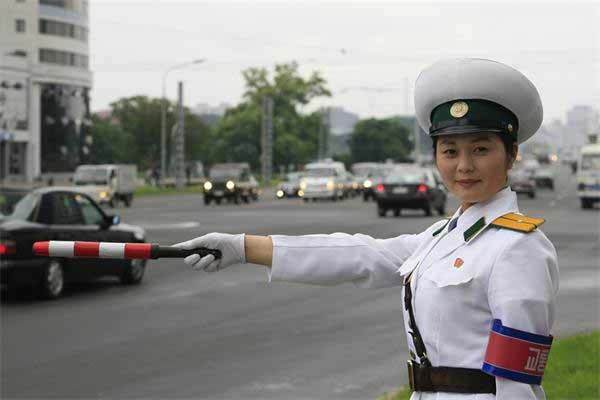 Vẻ đẹp dịu dàng của nữ cảnh sát Triều Tiên