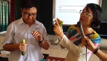 Học sinh cấp 2 được cô giáo hướng dẫn dùng bao cao su
