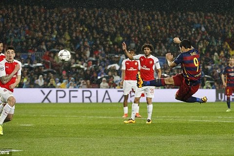 Suarez volley đẹp mắt nâng tỷ số lên 2-1 cho Barca