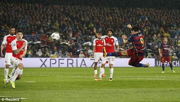 Suarez volley đẹp mắt nâng tỷ số lên 2-1 cho Barca