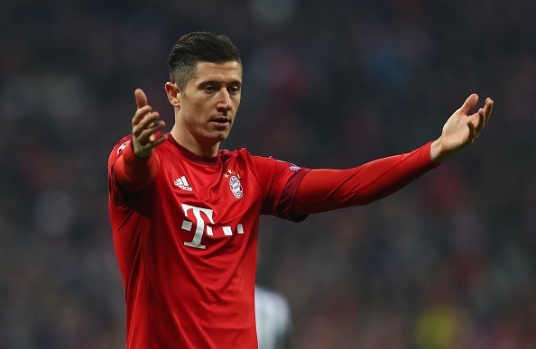 Lewandowski đánh đầu rút ngắn tỷ số xuống 1-2