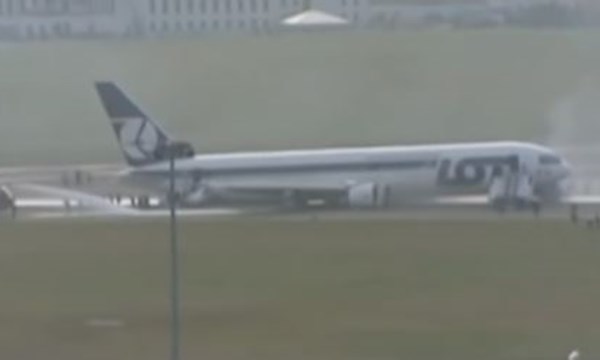 Máy bay Boeing 767 hạ cánh bằng bụng vì hỏng càng