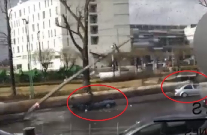 biển quảng cáo đè bẹp 2 ôtô