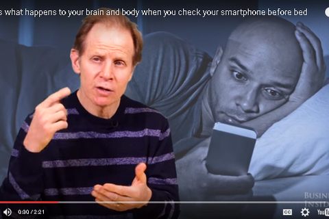 Chuyện gì xảy ra với não và cơ thể khi bạn xem smartphone trước khi ngủ?