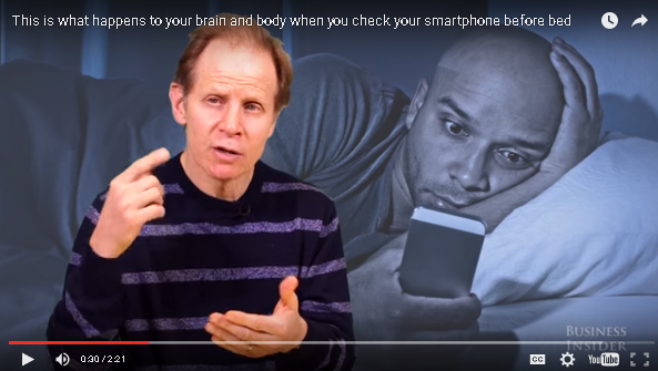Chuyện gì xảy ra với não và cơ thể khi bạn xem smartphone trước khi ngủ?